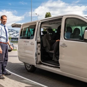 TRANSFERY LOTNISKOWE SAMOCHODEM, VANEM, MIKROBUSEM, AUTOBUSEM, AUTOKAREM KRAKÓW BALICE PYRZOWICE OKĘCIE JASIONKA OSTRAWA