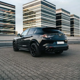 Alfa Romeo Stelvio Quadrifoglio V6 -wypożyczalnia samochodów