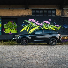 Alfa Romeo Stelvio Quadrifoglio V6 -wypożyczalnia samochodów