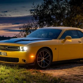 Wynajem Dodge Challenger 6.4L V8 WYDECH wypożyczalnia samochodów