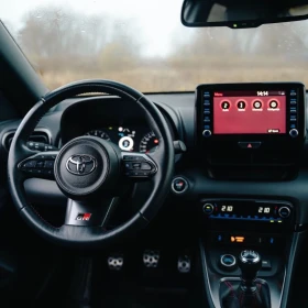 Wynajem Toyota GR Yaris Eventuri wypożyczalnia samochodów