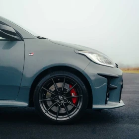 Wynajem Toyota GR Yaris Eventuri wypożyczalnia samochodów